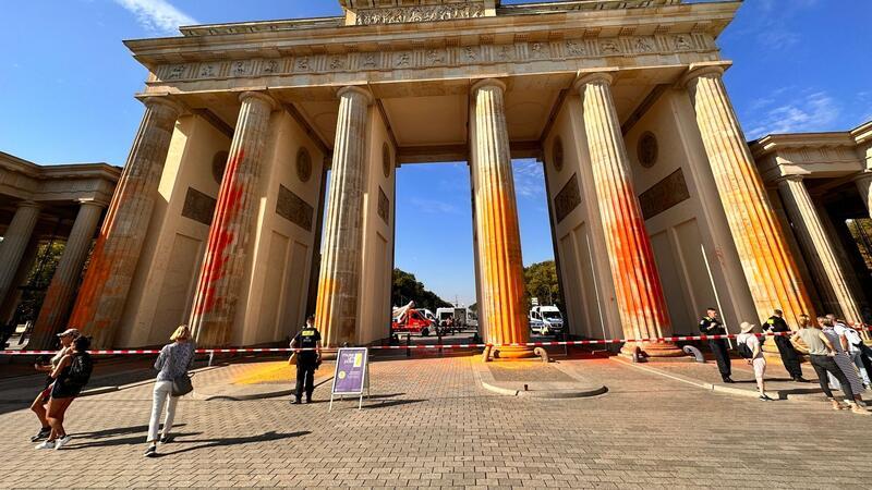 Erste Urteile nach Farbattacke auf Brandenburger Tor Mitglieder der Klimagruppe Letzte Generation sprühten das Brandenburger Tor im vergangenen September mit oranger Farbe an.