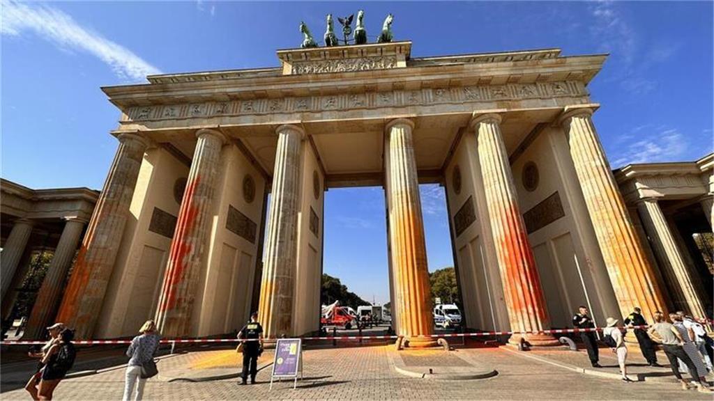 Mitglieder der Klimaschutzgruppe Letzte Generation haben das Brandenburger Tor i...