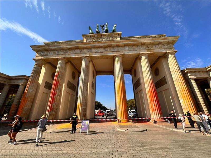 Reinigung des Brandenburger Tors wird teurer Mitglieder der Klimaschutzgruppe Letzte Generation hatten am 17. September alle Säulen des Brandenburger Tors mit oranger Farbe besprüht.