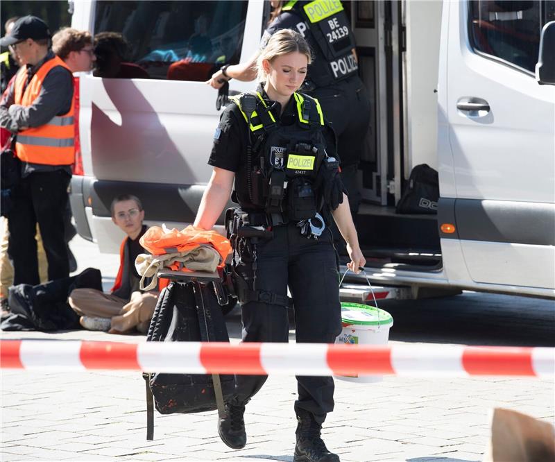 Mitglieder der Klimaschutzgruppe Letzte Generation hatten am Sonntagvormittag das Brandenburger Tor mit oranger Farbe angesprüht. Die Polizei nahm nach eigenen Angaben 13 Mitglieder vor Ort fest.