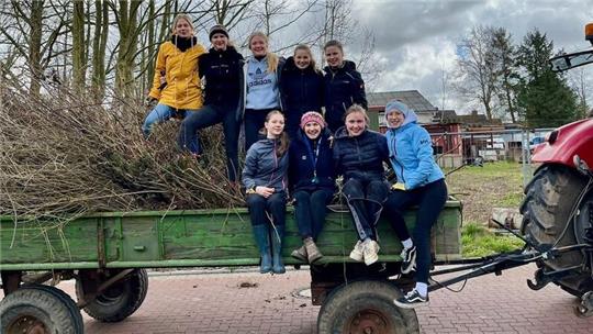 Mitglieder der Landjugend im Einsatz (von oben links nach unten rechts): Frida Feil, Paula Mahler, Eske Meyer, Wiebke Kühlcke, Anneke Bajema, Thea Feil, Wiebke Junge, Wiebke Horwege und Jasmin Wächter.