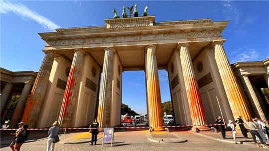 Mitglieder der Letzten Generation haben das Brandenburger Tor in Berlin mit Farbe besprüht.