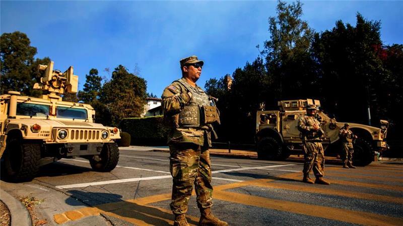 Trump ätzt über Brandbekämpfung - 16 Tote bei Feuern in LA Mitglieder der Nationalgarde besetzen während des Palisades-Brandes einen Kontrollpunkt im Stadtteil Brentwood in Los Angeles.