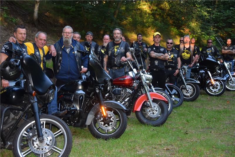 Satansadler: In diesen legendären Buxtehuder Club kommen nur Männer rein Mitglieder der Satansadler stehen an ihren Harley-Davidson-Maschinen auf dem Clubgelände. Fotos: Sulzyc