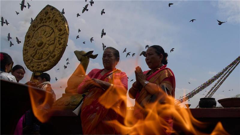 Mitglieder der Tamang-Gemeinschaft erweisen ihren verstorbenen Angehörigen während des Temal-Festes an der Boudhanath-Stupa die Ehre.