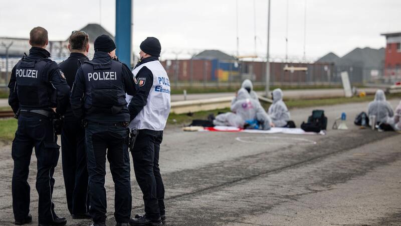 Umweltgruppe blockiert drei Stunden Zufahrt zum LNG-Terminal in Brunsbüttel Mitglieder der Umweltgruppe „Ende Gelände“ blockieren die Zufahrt zum schwimmenden LNG-Terminal.