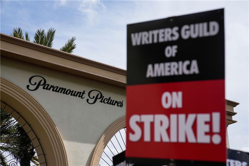 Verhandlungen im Hollywood-Streik: Neues Angebot liegt vor Mitglieder der Writers Guild of America demonstrieren vor dem Gelände der Paramount Pictures in Los Angeles.