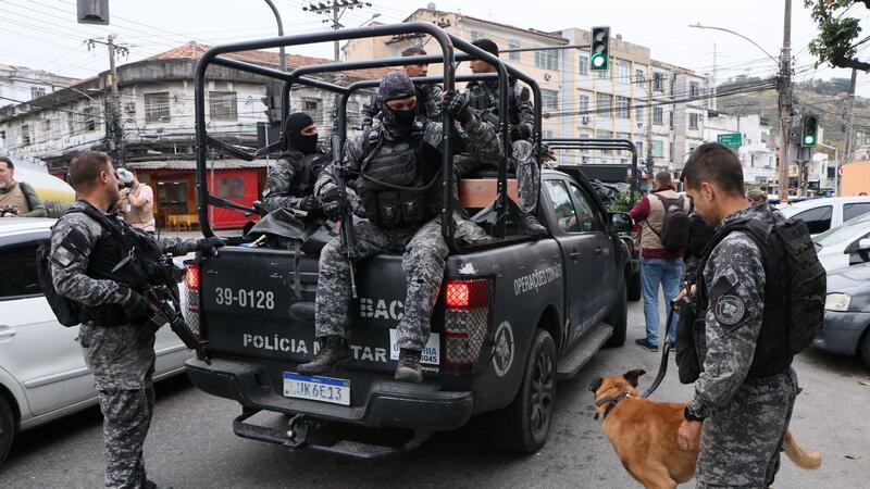 Neun Tote bei Polizeieinsatz in Rio de Janeiro Mitglieder der Zivil- und Militärpolizei im Einsatz.