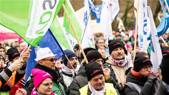 Mitglieder der dbb, GDL und der DPolG nehmen an einer Solidaritäts-Kundgebung bei der Fortsetzung der Tarifverhandlungen für die Beschäftigten des öffentlichen Dienstes der Länder teil.
