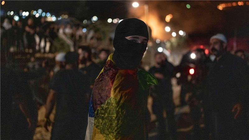 Mitglieder der drusischen Gemeinschaft durchqueren die Pufferzone zwischen Syrien und den von Israel annektierten Golanhöhen in der Nähe von Majdal Shams, um ihre drusischen Landsleute auf der syrischen Seite zu unterstützen.