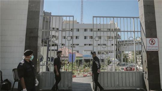 Mitglieder der islamistischen Hamas bewachen die Tore des Schifa-Krankenhaus in Gaza, das nach israelischer Darstellung auch als Hamas-Kommandozentrum diente.(Archivbild)