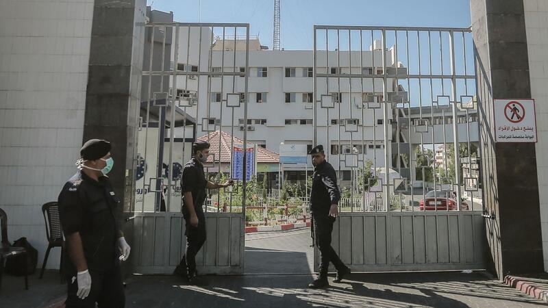 Mitglieder der islamistischen Hamas bewachen die Tore des Schifa-Krankenhaus in Gaza.