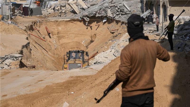 Bilder des Tages Mitglieder der militanten Hamas-Gruppe graben nach den Leichen israelischer Geiseln inmitten zerstörter Gebäude im südlichen Gazastreifen.