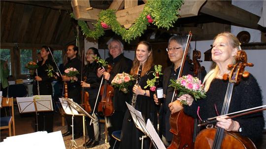 Mitglieder des Hamburger Symphoniker Orchesters spielen im Hallenhaus des Museums Bliedersdorf.
