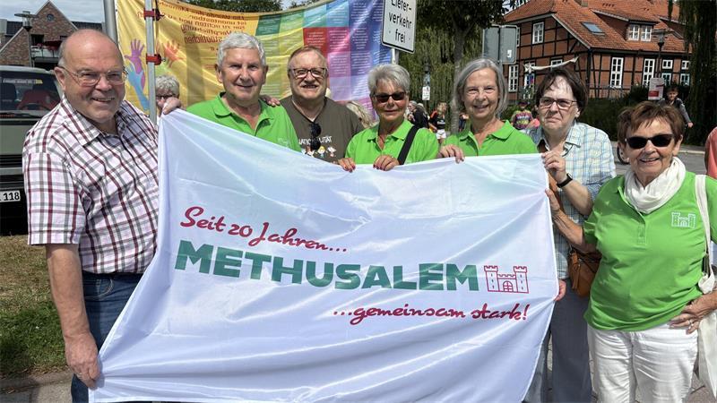 Lieber bunt statt braun: Horneburg setzt ein Zeichen für Vielfalt Mitglieder des Horneburger Vereins Methusalem zeigten am Samstagnachmittag Flagge und riefen dazu auf, „die richtigen Leute“ zu wählen.