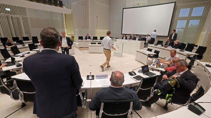 Finanzbeamtin: Akten aus „Panik“ verbrannt Mitglieder des Parlamentarischen Untersuchungsausschusses zur Stiftung Klima- und Umweltschutz MV im Plenarsaal des Schweriner Landtags. (Archivbild)