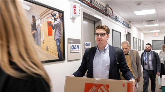 Mitglieder des Pentagon-Pressekorps verlassen das US-Verteidigungsministerium.
