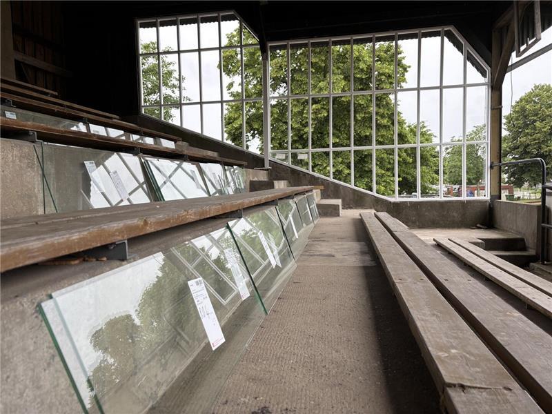 Mitglieder des Vereins Freunde der Tribüne Camper Höhe haben die Fensterkonstruktion auf der Westseite erneuert und sind dabei, die Scheiben einzusetzen.
