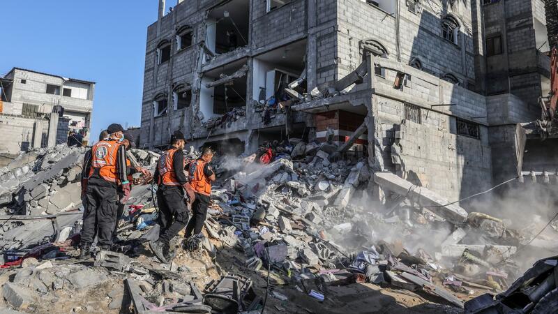 Bericht: Israel bietet neue Feuerpause an Mitglieder des Zivilschutzes führen Such- und Rettungsmaßnahmen in den Trümmern eines Wohnhauses im Gazastreifen durch.