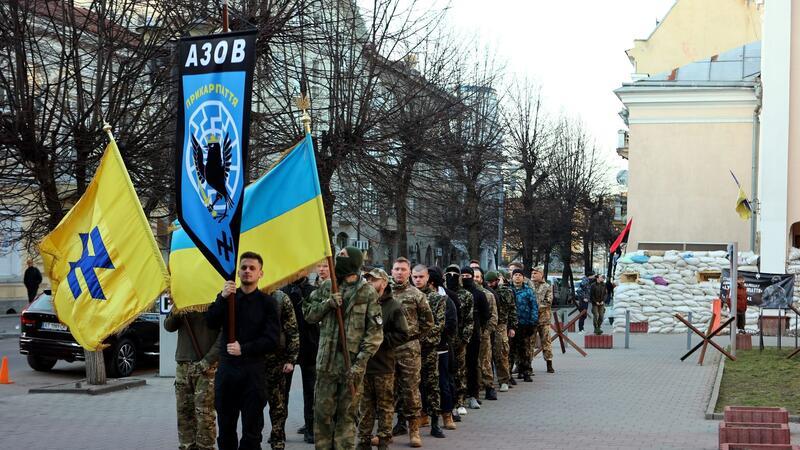 Mitglieder des in die Nationalgarde eingegliederten Regiments Asow-Prykarpattia: Die USA wollen der Asow-Brigade offenbar die Verwendung von US-Waffen gestatten.