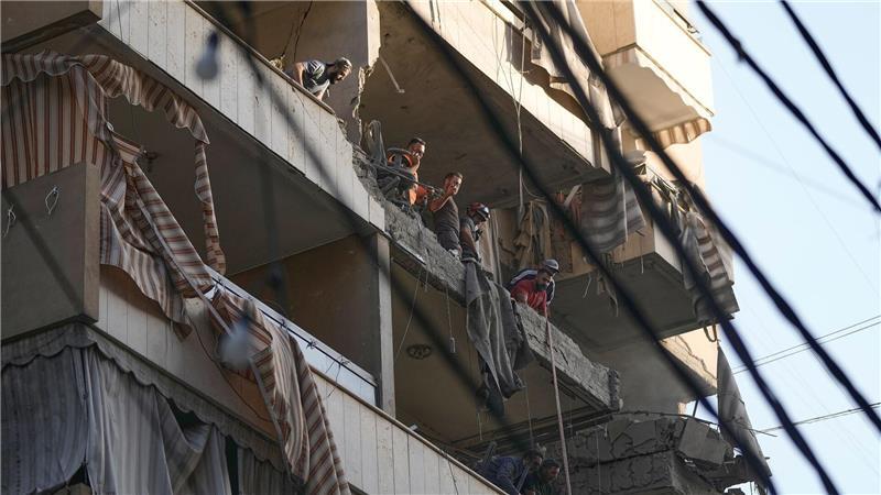 Mitglieder des libanesischen Zivilschutzes untersuchen Schäden in getroffener Wohnung in südlichem Vorort von Beirut. 