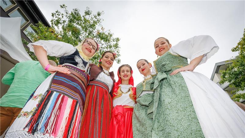 500.000 Menschen feiern friedlich beim Tag der Niedersachsen Mitglieder einer serbischen Volkstanzgruppe aus Hannover zeigen ihre traditionelle Tracht.