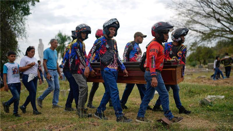 Mitglieder eines Motorradclubs und Freunde tragen den Sarg eines venezolanischen Polizisten.