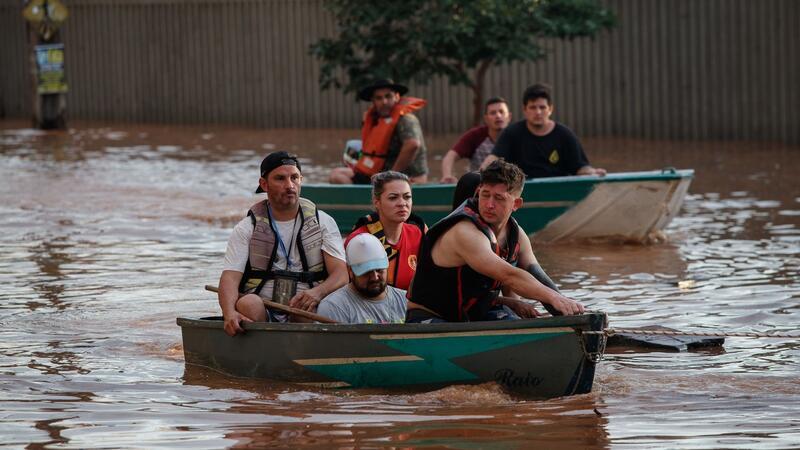 Viele Tote bei Überschwemmungen in Brasilien Mitglieder eines Rettungsteams bei der Evakuierung von Menschen, die von einer Überschwemmung betroffen sind.