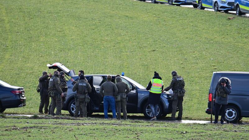 Ex-Soldat nach Großeinsatz der Polizei in U-Haft Mitglieder eines Spezialeinsatzkommandos der Polizei besprechen sich nach der eskalierten Zwangsräumung.