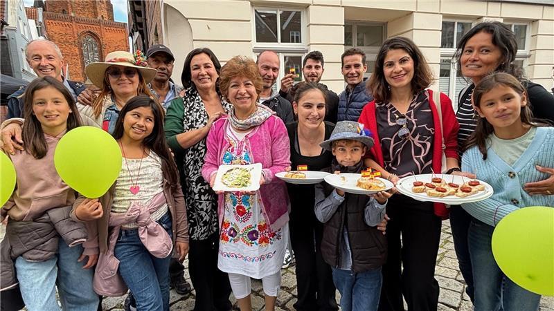Mitglieder und Freunde des Vereins Ronda Iberoamericana nutzen zum ersten Mal das Fleth-Fest als Bühne, um sich in der Bevölkerung bekannt zu machen. Der Verein zur Pflege der spanischen Kultur und Sprache feiert im nächsten Jahr 40-jähriges Bestehen.