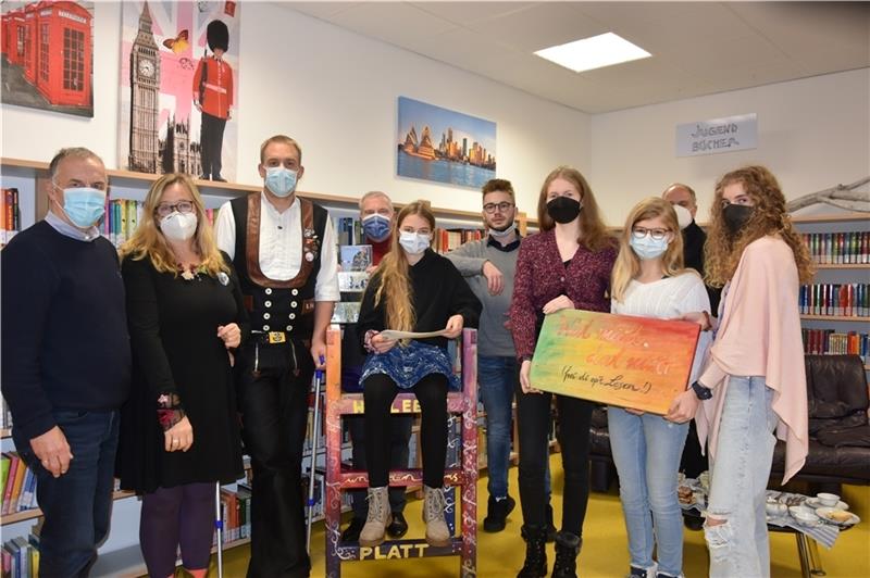 Ein Stuhl zum „Lesen un Lustern“ in der Schule Mitglieder vom Club der „Plattsnaker“ weihten den Vorlesestuhl von Ralf Junge ein. Es sollen weitere im Bezirk folgen. Foto: Felsch