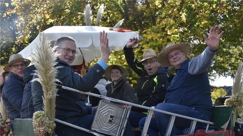 Ernteumzug in Sauensiek: Konvoi der guten Laune zieht durch den Ort Mitglieder vom Naturbad Sauensiek haben Spaß beim Ernteumzug.