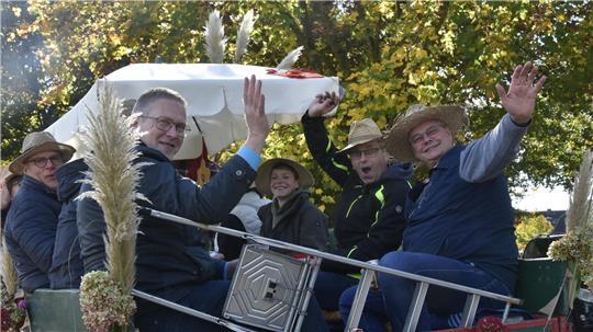 Mitglieder vom Naturbad Sauensiek haben Spaß beim Ernteumzug.