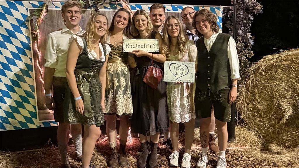 Mitglieder vom Rettungsdienst Stade. Die meisten Dirndl sind secondhand und habe...