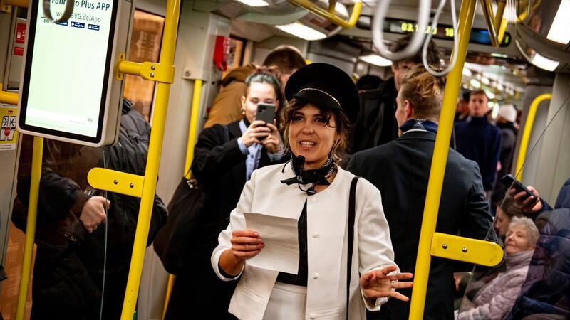Mitglieder von Extinction Rebellion protestieren als Flugbegleiter verkleidet in einer Berliner U-Bahn.