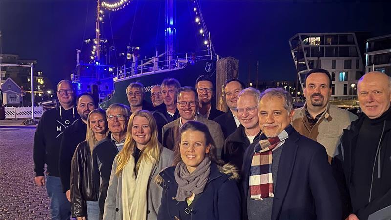 Hingucker in Blau: MS Greundiek leuchtet in der dunklen Jahreszeit Mitglieder von Stade aktuell, des Vereins Alter Hafen sowie Vertreter von Stadt und Landkreis freuen sich über Stades neuen Hingucker. Landrat Kai Seefried durfte das Licht einschalten.