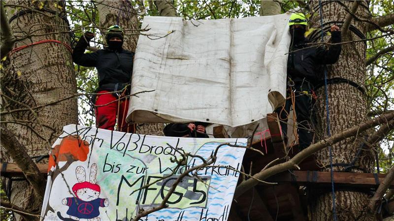 Aktivisten bauen Baumhaus auf MFG5-Gelände Mitglieder von TKKG Kiel demonstrieren auf dem MFG5-Gelände.