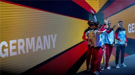 Mitglieder von der Mannschaft aus Deutschland kommen zum Finale an.