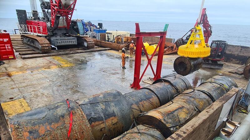 Frachter „Verity“ vor Helgoland: Vorbereitungen zum Bergen der Ladung haben begonnen Mithilfe des Elektromagneten (gelb) werden die Stahlrollen aus dem Laderaum des Schiffes geborgen.