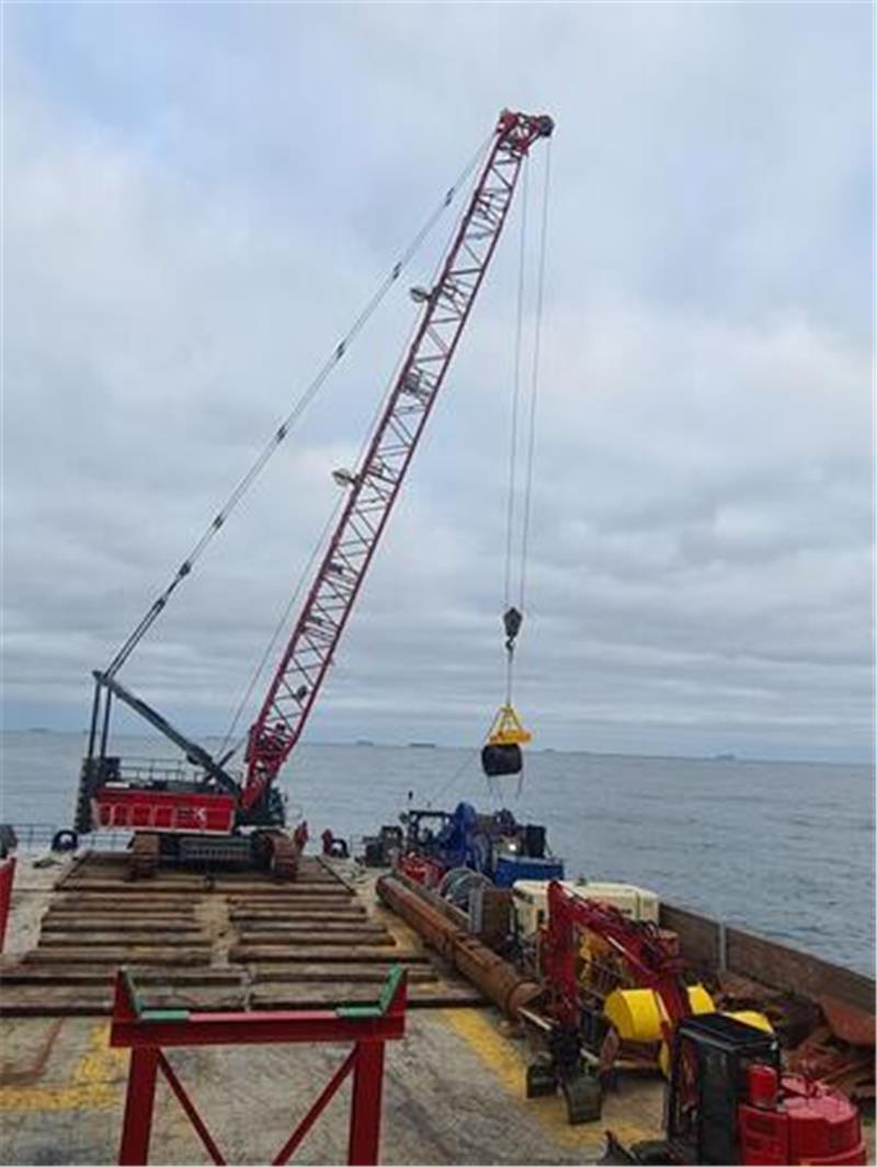 Mithilfe des Elektromagneten (gelb) werden die Stahlrollen aus dem Laderaum des Schiffes geborgen. Foto: WSV/brand Marine Consultants GmbH