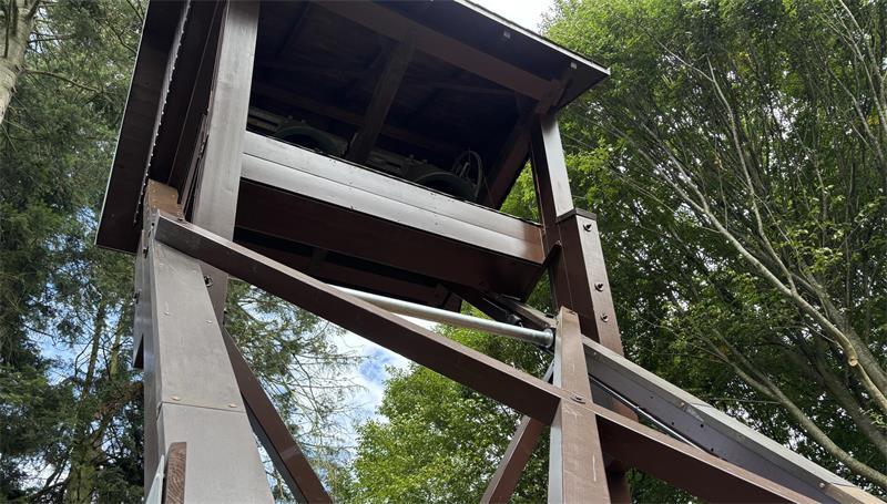 Nach fast zehn Jahren: Dollerner Friedhofsglocken läuten wieder Mithilfe einer wetterfesten Lasur soll der Holzturm wieder für die nächsten Jahre halten.