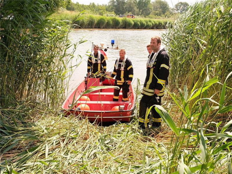 Tierisches Malheur: Rind bleibt in Uferschlamm der Oste stecken Mithilfe eines Feuerwehr-Rettungsboots konnten sich die Einsatzkräfte von der Wasserseite aus Zugang zum festgelaufenen Tier verschaffen.