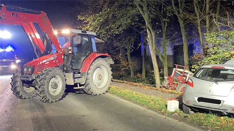 Unfall auf der L111: Autofahrer schiebt Traktor in den Graben Mithilfe eines größeren Traktors wurde der Traktor aus dem Graben geborgen.