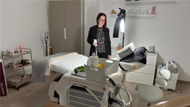 Mithilfe modernster Technik kümmert sie sich um ihre Kunden.