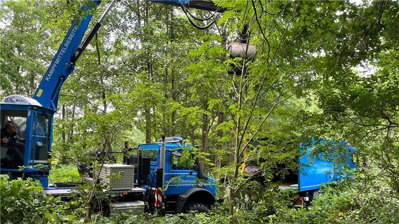 Stade: Passant entdeckt 300-Kilo-Weltkriegsbombe in der Schwinge Mithilfe von Fahrzeugen und technischem Gerät wurde der Sprengkörper aus der Schwinge geborgen.
