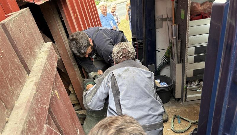 Schwere Schäden: Was jetzt mit den Altländer Kirchenglocken passiert Mithilfe von Holzbalken wird die Glocke in den Transporter geladen.