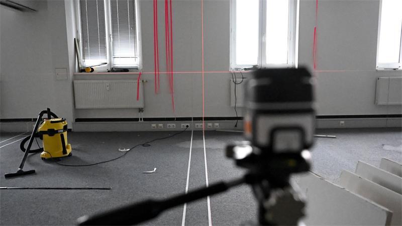 Hamburger Wohnungsnot: Einst Schokofabrik, bald WG Mithilfe von Klebestreifen markieren die Architektinnen, wo auf der Fläche Wände installiert werden sollen.