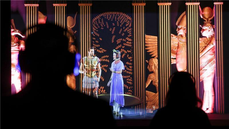 Mithilfe von filigranen Hologrammen wird die etwa 300 Jahre lange Erolgsgeschichte des Alten Ägyptens erzählt.