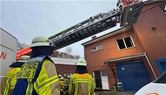 Mitsamt Drehleiter rückte die Stader Feuerwehr zur Einsatzstelle am Schwingedeich an.