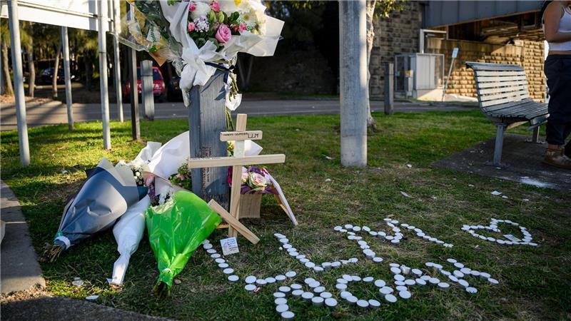 Sydney: Junge stirbt bei Jetski-Crash - Freund verliert Arm Mitschüler legten in der Nähe der Unglücksstelle Blumen nieder.